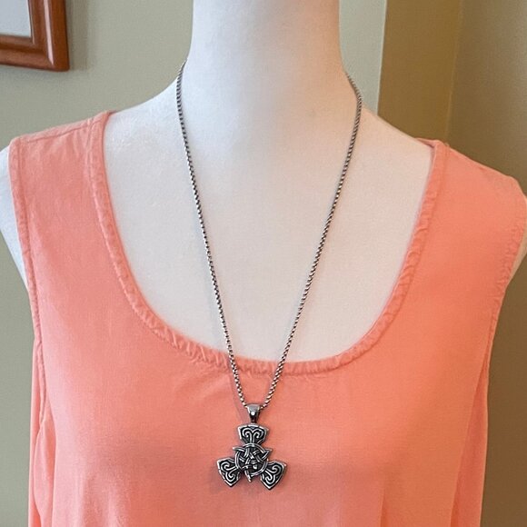 🍀 Celtic Knot Triquetra Pendant Necklace (NWOT) 🍀 - Picture 4 of 11